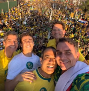 Flávio Bolsonaro faz ato político na Bahia e recebe título de Cidadão de Salvador