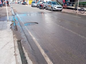 [Vídeo] Vazamento de água causa acidentes no centro comercial de Arapiraca