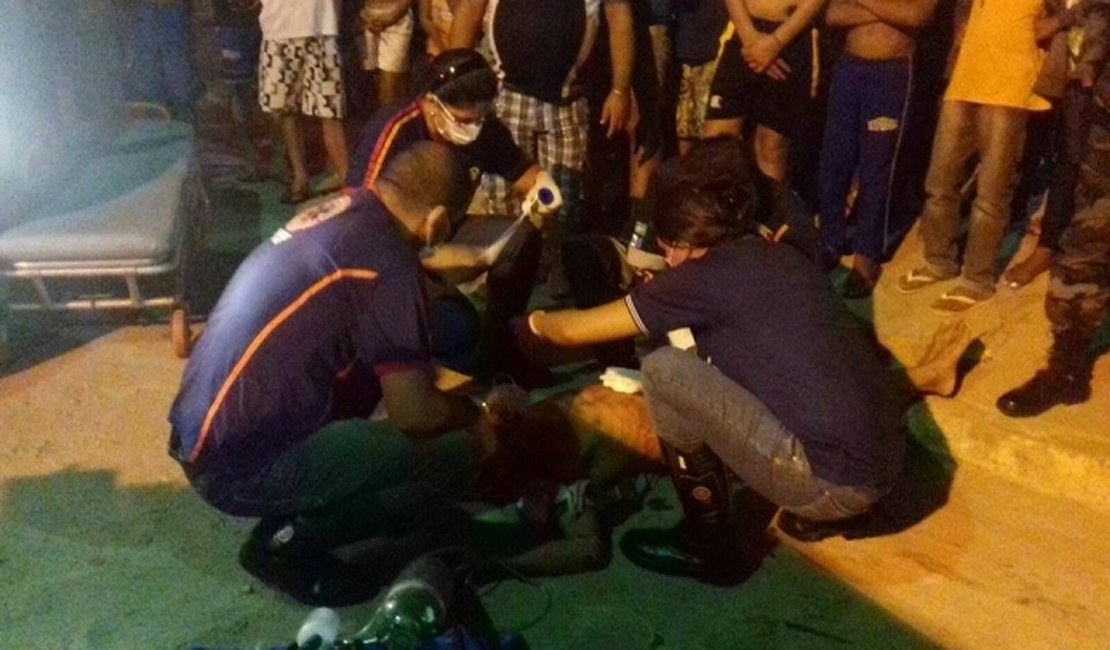 Homem é atingido com golpes de arma branca