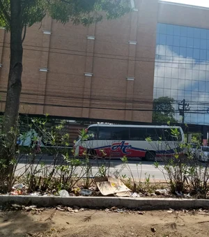 Roda de micro-ônibus se solta e atinge veículo na Avenida Fernandes Lima