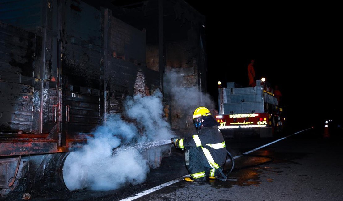 Incêndio destrói carreta que transportava peças de veículos da Fiat, no Alto Sertão de Alagoas
