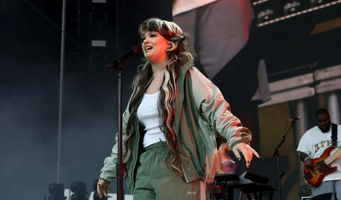 Cantora Lola Young cancela segundo show após desmaiar no palco
