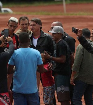 Sem máscara, Bolsonaro faz passeio de moto em Brasília e cumprimenta apoiadores