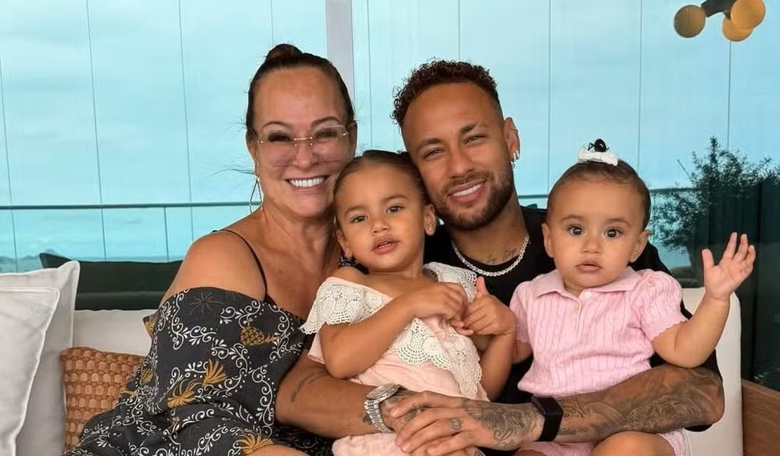 Neymar ganha colo da mãe e posa com Mavie e Mel antes de voo rumo à Copa