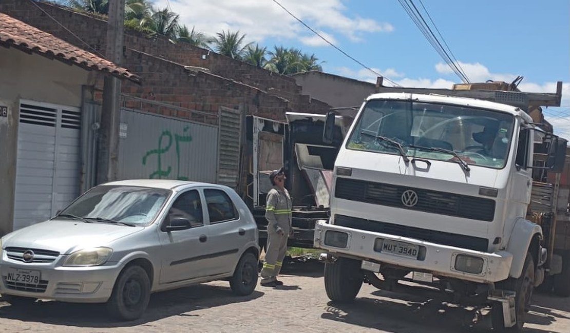 Após denúncia do 7Segundos, prefeitura retira sucatas que empresário colocou na rua