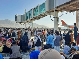 Tumulto no aeroporto de Cabul deixa mortos; voos comerciais são cancelados