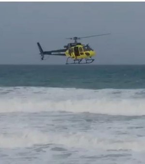 [Vídeo] Bombeiros resgatam duas pessoas após afogamento na Barra de São Miguel; uma está desaparecida