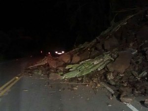 Barreira desaba e bloqueia trecho da AL-210, em Palmeira dos Índios
