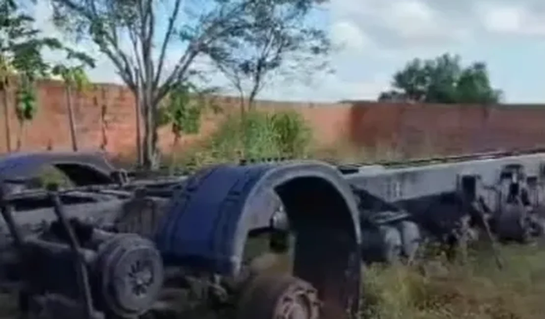 Caminhão roubado em Palmeira dos Índios é encontrado em desmanche no estado de Sergipe