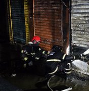 Incêndio atinge e destrói barracas na Feira do Rato, no Centro de Maceió