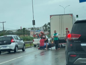 [Vídeo] Motociclista colide contra traseira de caminhão na AL220 em Arapiraca