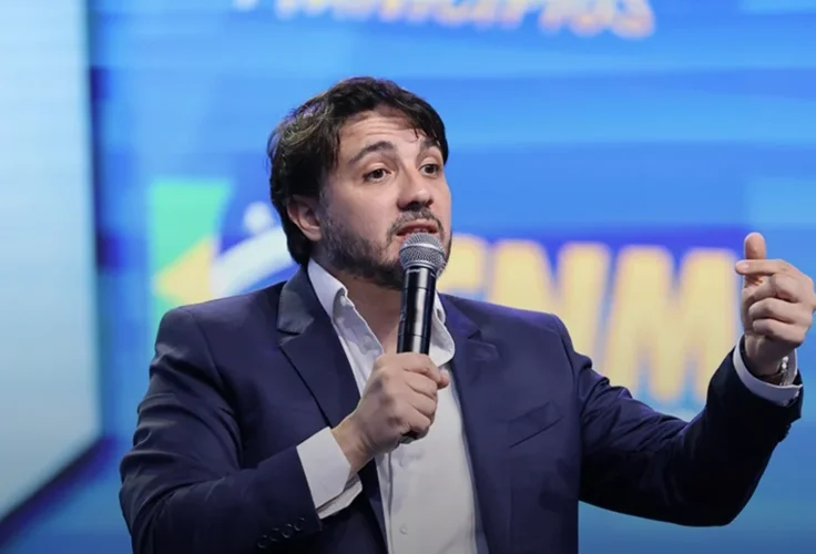 Renan Santos participa de encontro com apoiadores em Maceió nesta quinta