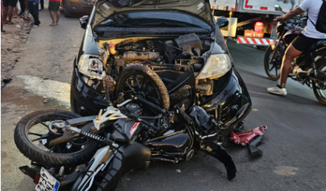Colisão entre carro e motocicleta deixa jovem com fratura exposta em Arapiraca