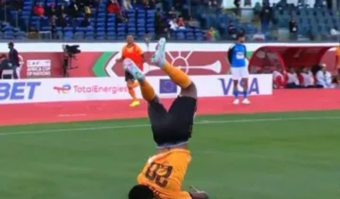 Mortal em comemoração de gol termina mal e jogador quase sofre lesão grave