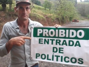 Agricultor instala placa contra entrada de políticos em propriedade de SC