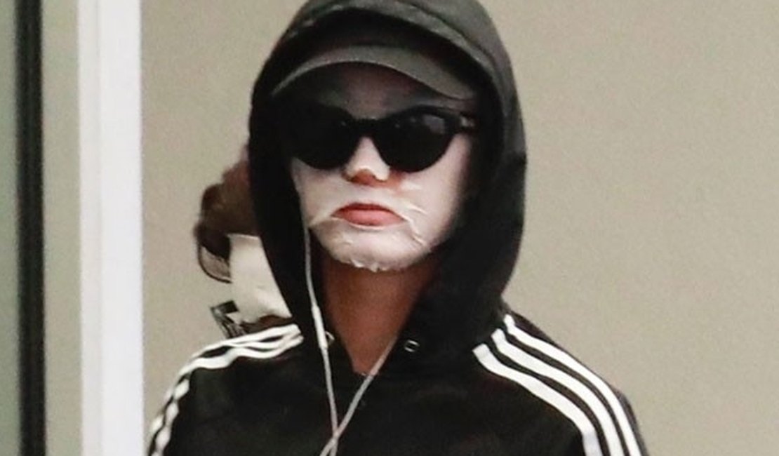 Katy Perry usa máscara de beleza para não ser reconhecida nas ruas