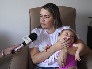 [Vídeo] Mãe faz apelo para ajudar bebê com síndrome de krabbe