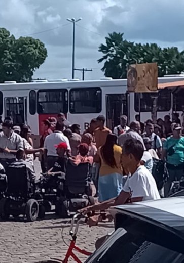 Cadeirantes cobram melhorias no transporte durante manifestação no Benedito