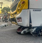 Motociclista e garupa param embaixo de ônibus após colisão na Av. Siqueira Campos