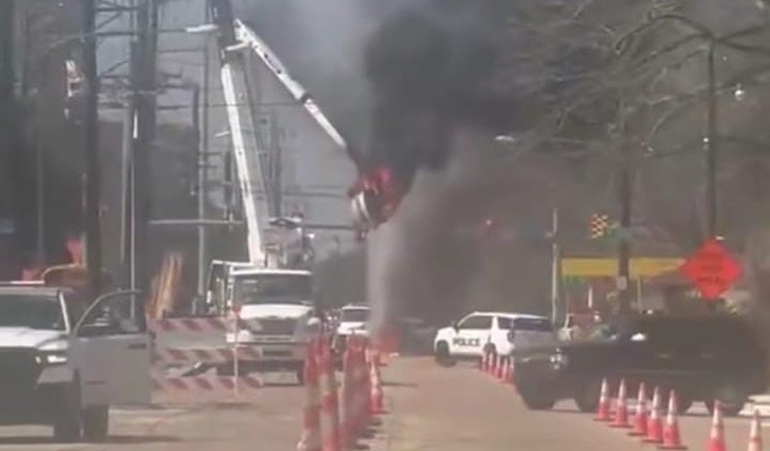 Cesta de caminhão incendeia nos EUA e trabalhador cai durante operação