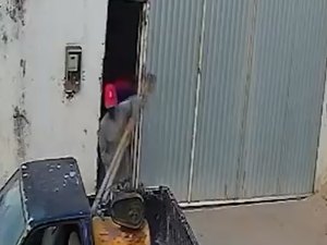 Dupla invade loja de material de construção e foge com produtos em caminhonete roubada