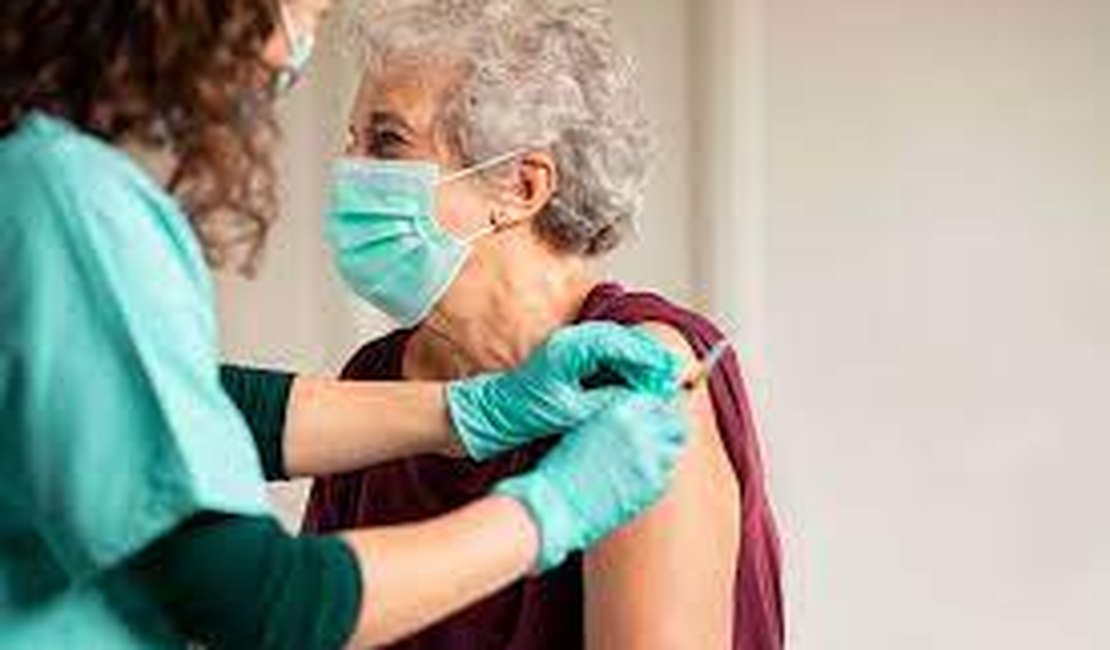 Maiores de 50 anos poderão tomar quarta dose de vacina contra a Covid