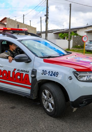 Homem é flagrado transportando criança sobre tanque de moto em Quebrangulo