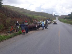 Carro capota após pneu estourar em buraco em São Luís do Quitunde