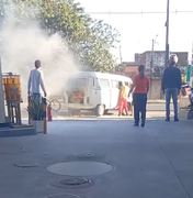 Kombi pega fogo durante abastecimento em posto de combustíveis em Rio Largo