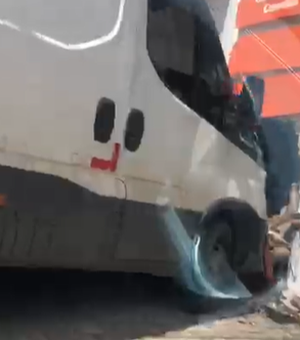 Van colide contra fachada de clínica no Centro de Arapiraca