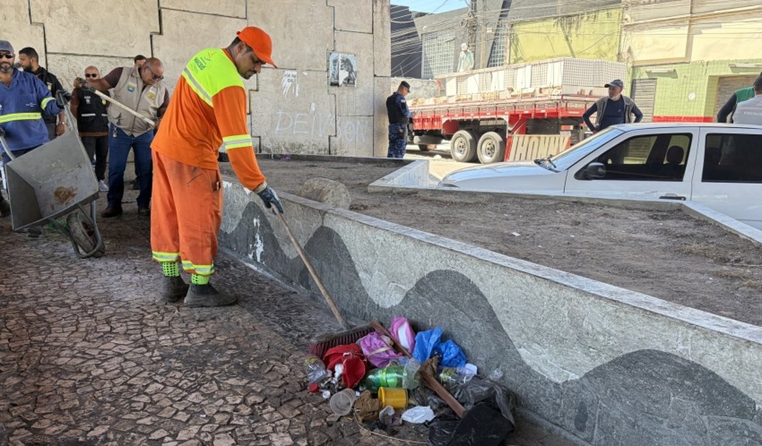Prefeitura realiza manutenção de ordenamento urbano na Praça do Bonfim