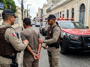 Mulher é ferida na perna e no rosto após ataque com punhal e tem celular roubado em Maceió