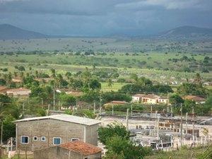 Criminoso invade residência e efetua dois disparos de arma de fogo em jovem de 20 anos 