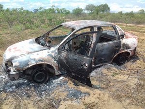Moradores encontram carcaça de carro incendiada em Craíbas