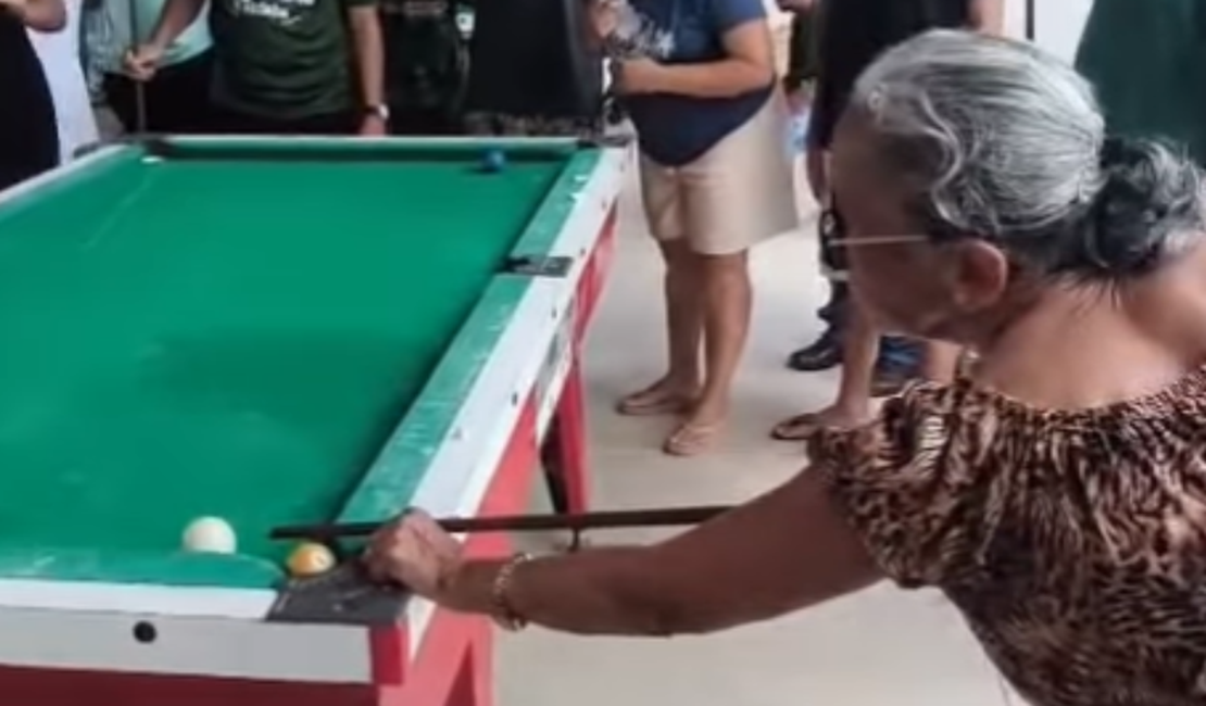 Idosa impressiona com tacada final em jogo de sinuca