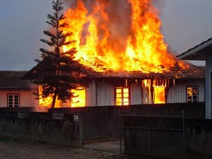 Idosa com dificuldade de locomoção é salva de incêndio por policiais militares