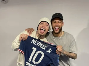 Neymar presenteia Whindersson Nunes com camisa do PSG