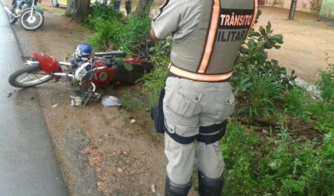 Motociclista se choca em árvore na AL 115, em Arapiraca