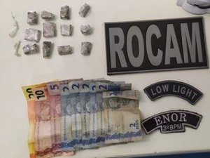 Adolescente apreendido com drogas ameaça mãe na frente dos policiais