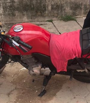 Polícia recupera moto roubada por criminosos armados na Chã da Jaqueira