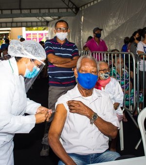 Vacinação de idosos a partir de 85 anos continua no fim de semana em Maceió