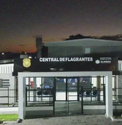 Mulher presa com 200 pedras de crack e tenta subornar policiais no Benedito Bentes