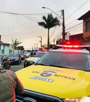 Ladrão rouba celular, mas joga aparelho fora e consegue fugir em Maceió