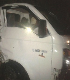Colisão entre caminhões deixa quatro feridos na BR-104, em Branquinha