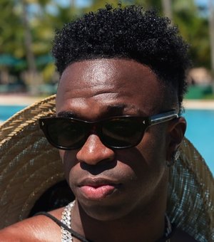 Vini Jr. volta para Europa após férias na Bahia com Virginia Fonseca