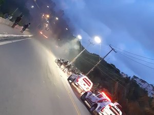 [Vídeo] Moradores bloqueiam avenida para exigir instalação de lombada