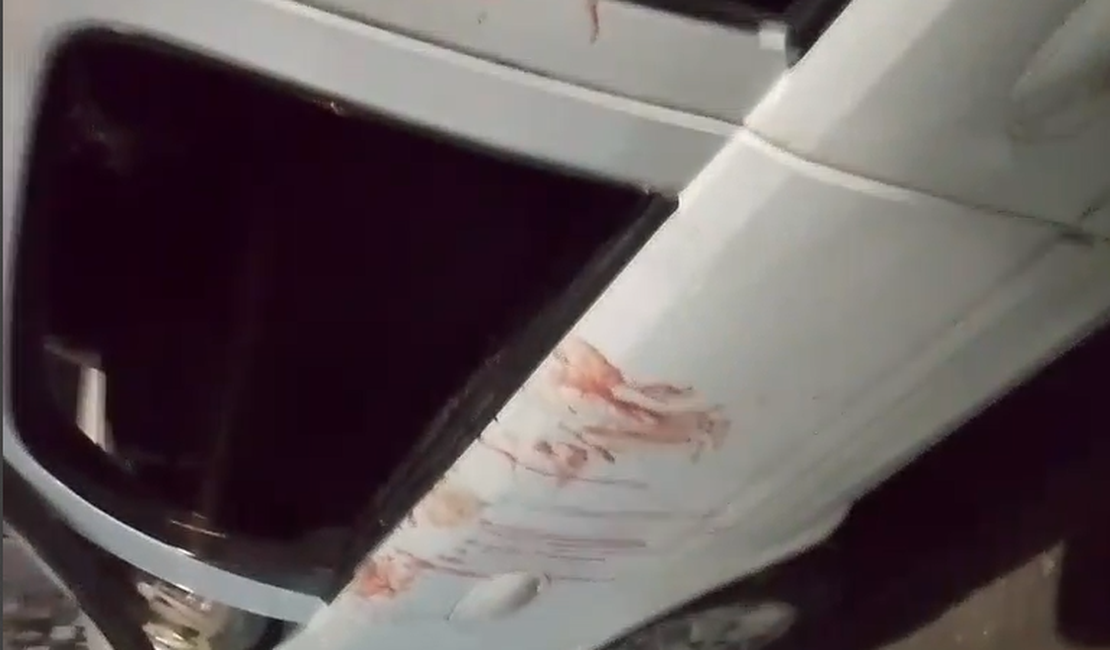 [Vídeo] Quatro homens ficam feridos após ataque com artefato explosivo a caminho de festa de torcida em Maceió