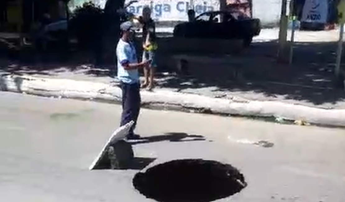 Buraco de dois metros abre em rua do Clima Bom e moradores isolam o local