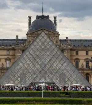 Ladrões invadem museu do Louvre e roubam joias de Napoleão