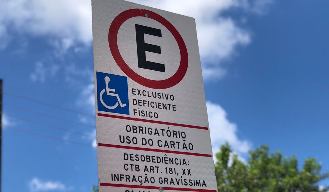 SMTT fiscaliza estacionamento indevido em vagas prioritárias